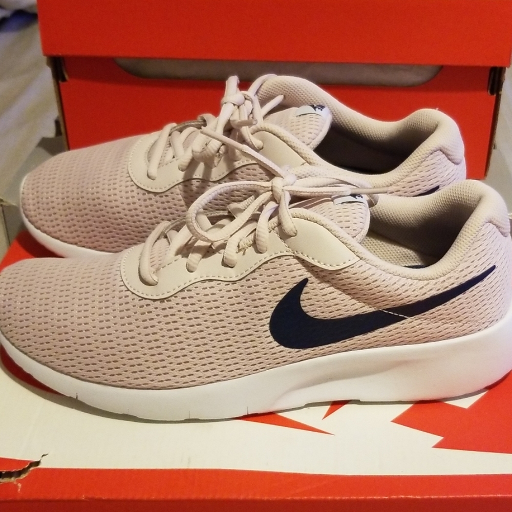 Girl's Nike Tanjun Size 7Y(GS)